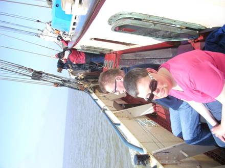 Foto: Ein weiteres Segel wird gesetzt. Einige arbeiten hart und andere? Naja, die sitzen bei Sonnenschein und genießen das Wetter. Bilder lügen nicht "g".